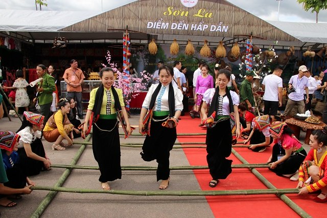 Giao lưu nhảy sạp trong ngày hội